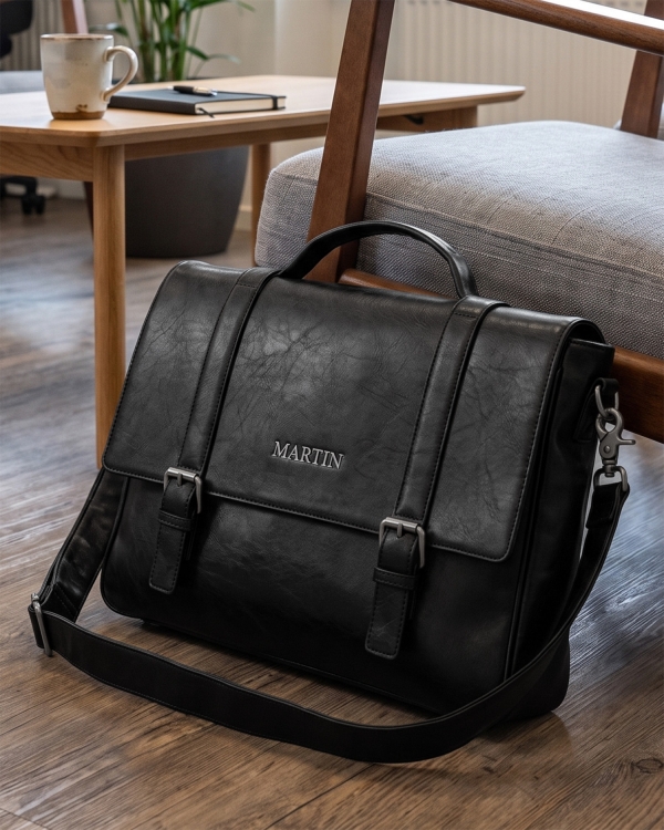 Sort laptoptaske med broderet navn