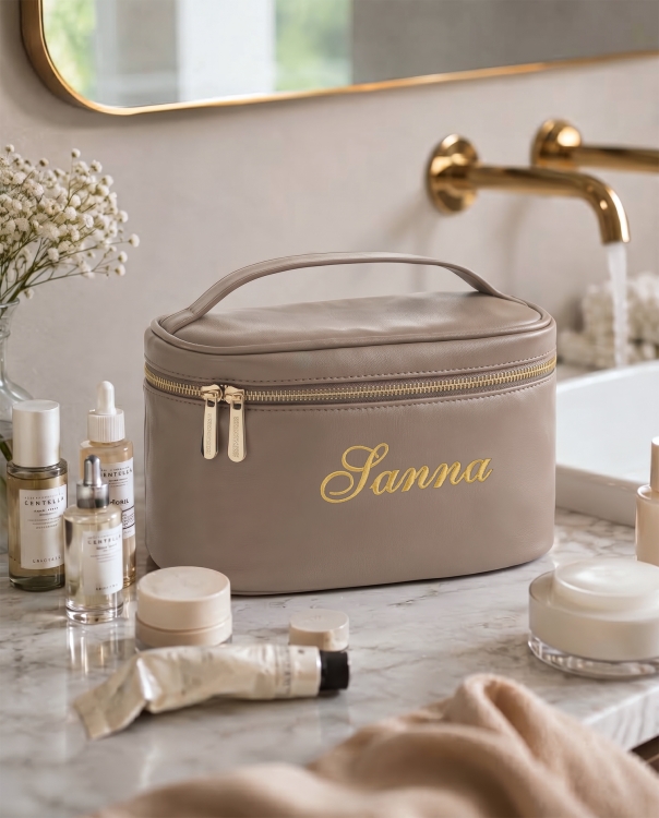 Personlig makeuppung i nougat med guldfarvet navn