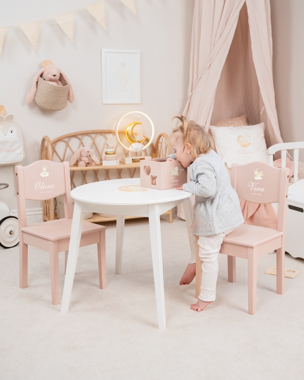 Lyserøde børnestole og hvidt børnebord med kaninmotiv og navn samt valgfri tekst