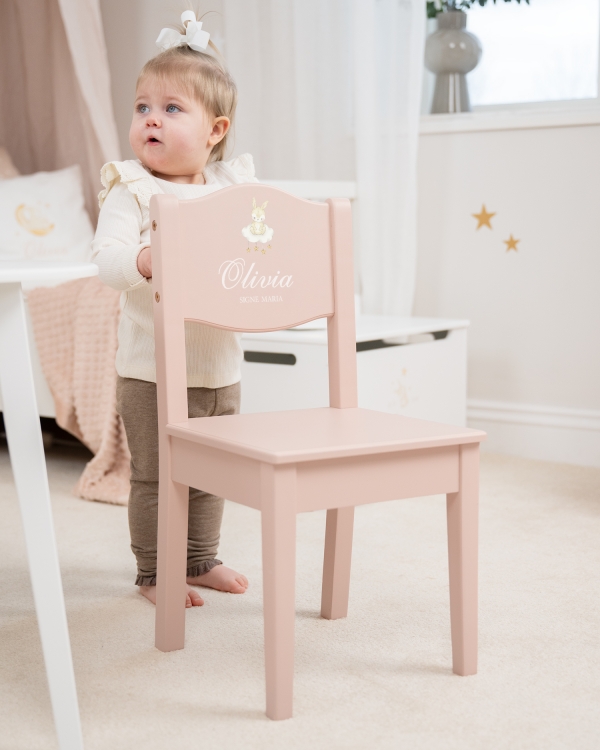 Lyserød barnestol med kaninmotiv og navn