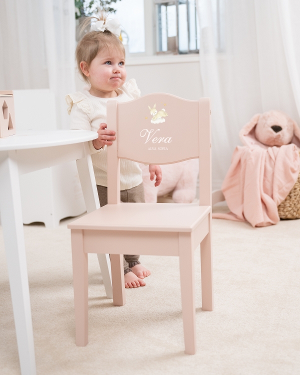 Lyserød træstol til børn med navn
