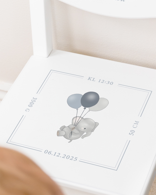 Hvid dåbsstol med personligt tryk og elefantmotiv