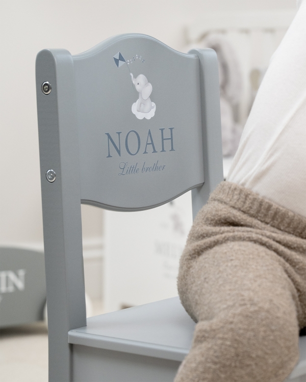 Blå stol med navn og personlig tekst