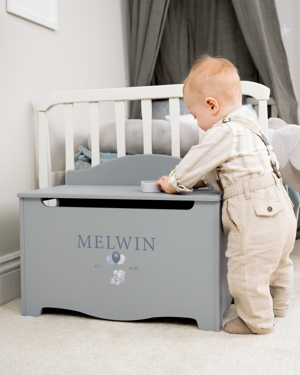 Blå opbevaringsæske med navn og dato og elefantmotiv