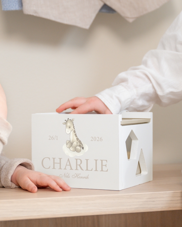 Puttekasse med girafmotiv, med navn og datomærkning