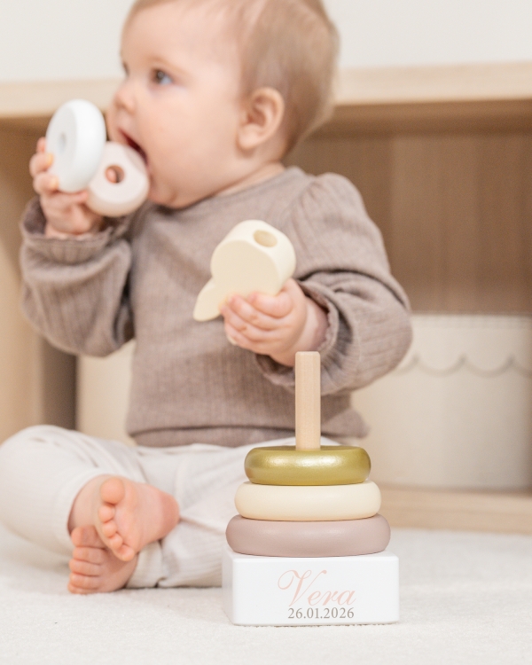 Stabletårn til småbørn med navn og fødselsoplysninger