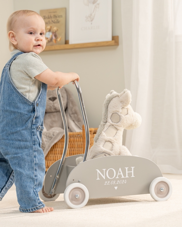 Gåvogn i sandfarve, med navn og dato