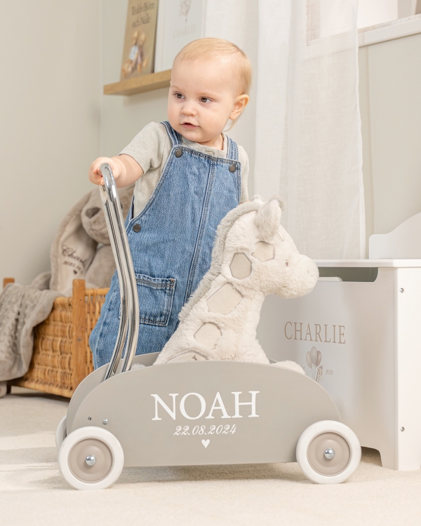 Gåvogn med barnets navn og fødselsdato