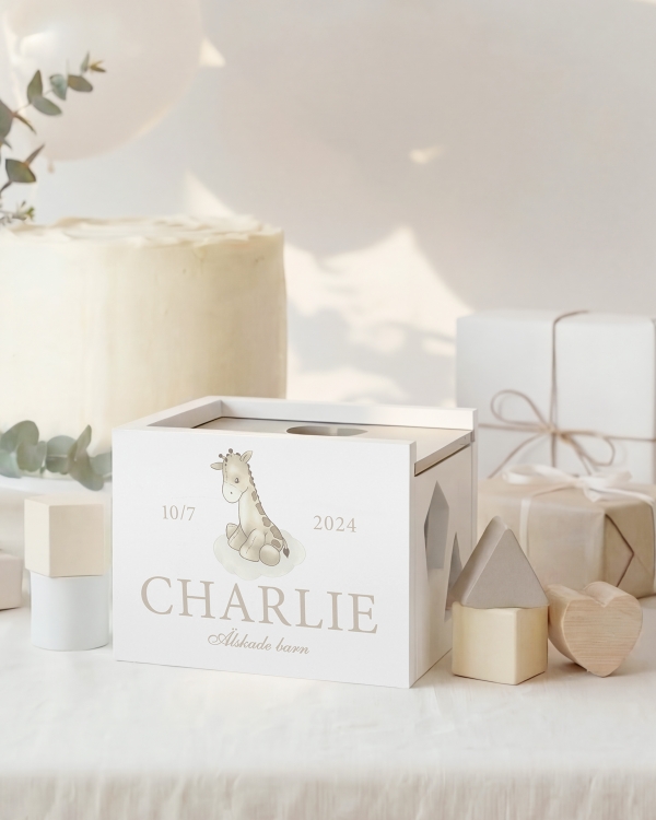 Puttekasse med girafmotiv og barnets fødselsdato
