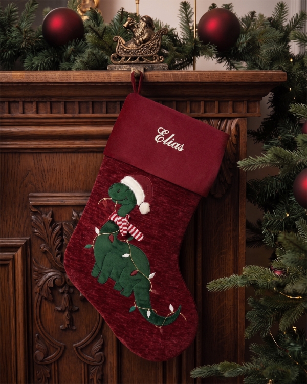 Julestrømpe med broderet navn og et fint dinosaurmotiv