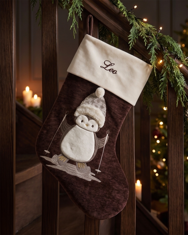 Mørkebrun julestrømpe med pingvinmotiv og broderet navn