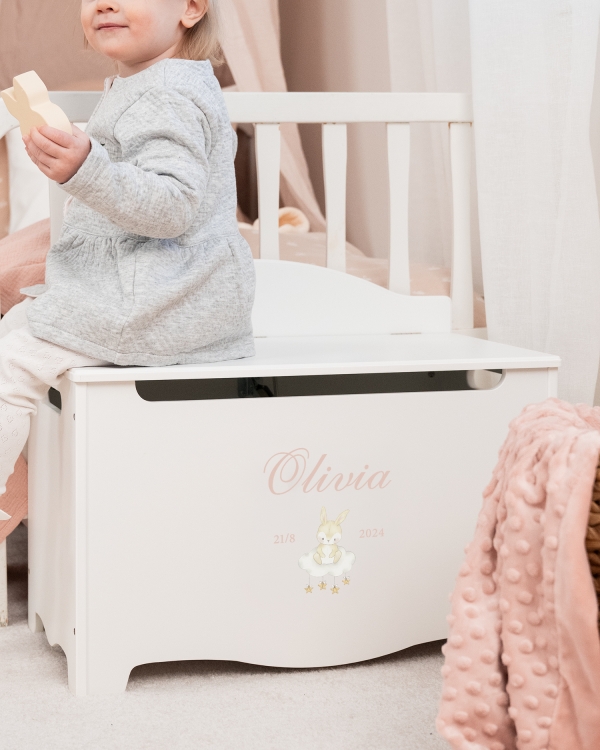 Hvid opbevaringskasse med kaninmotiv og navn
