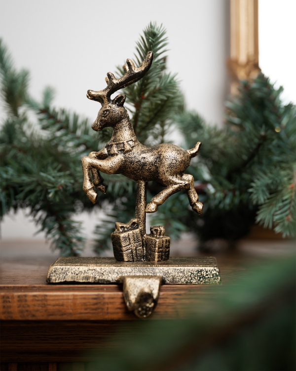 Krog til julestrømper med dekorativt rensdyr i spring