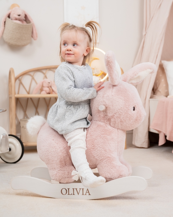 Lyserødt gyngehest i form af kanin med personlig markering