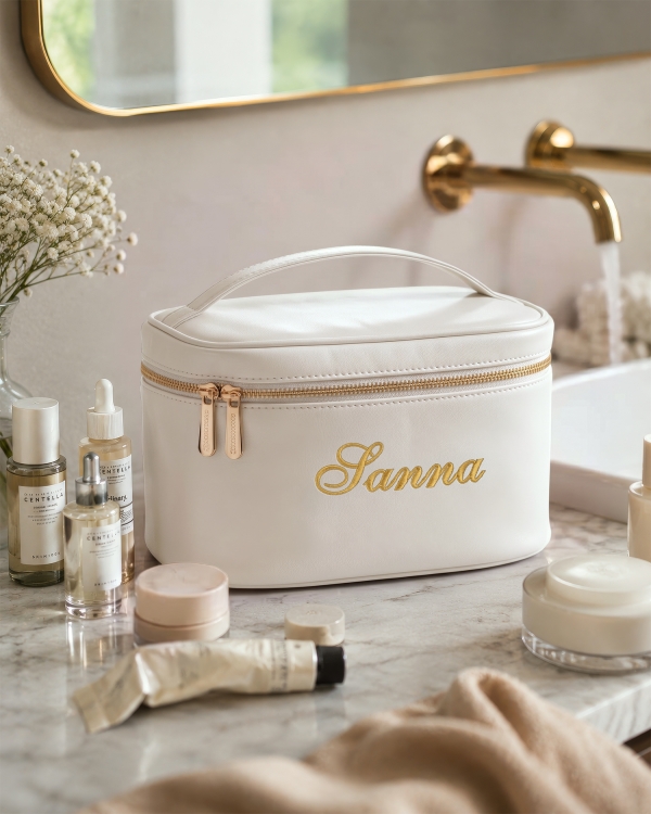 Personlig makeuppung i creme med guldfarvet navn