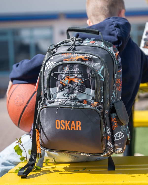 Skoletaske med navn og sejt monstertruckmotiv