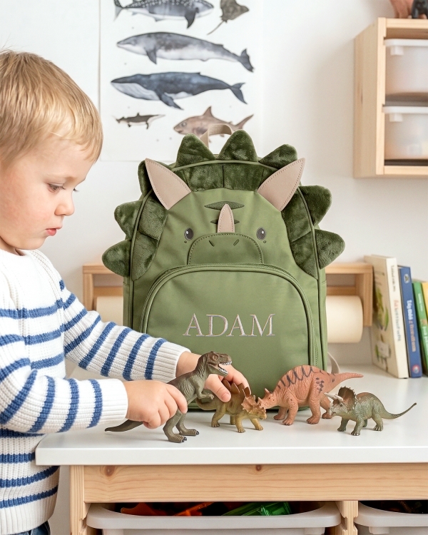 Børnerygsæk formet som en dinosaur med broderet navn og blå madkasse og vandflaske