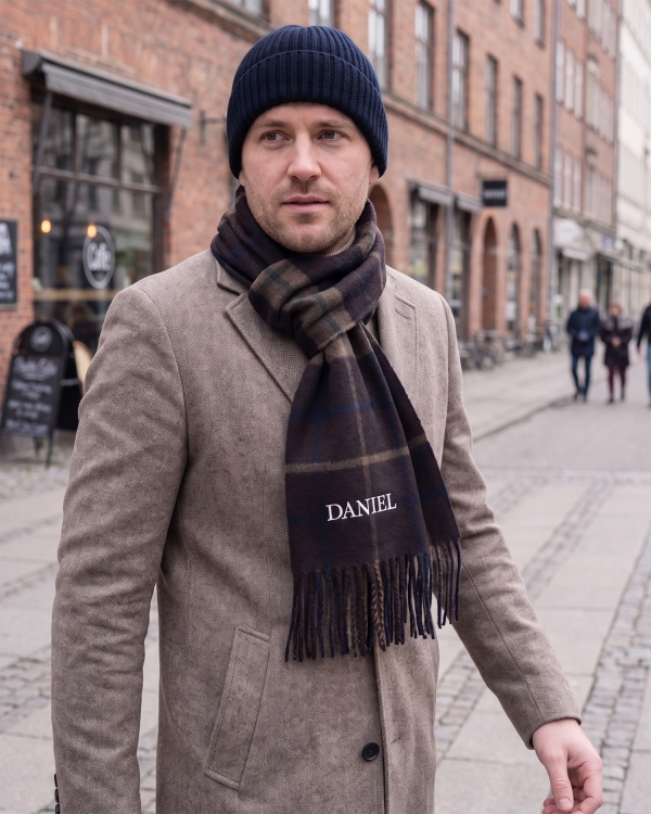 Brunternet halstørklæde med broderi og mørkeblå hue