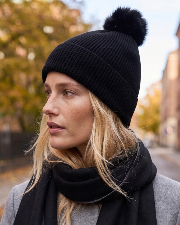 Strikket sort hue med kvast