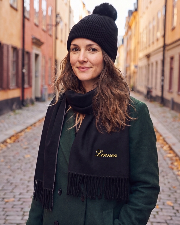 Sæt med sort hue og halstørklæde med broderi