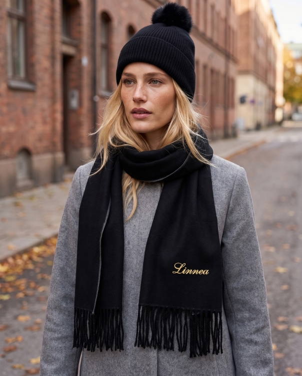 Sæt med sort hue og halstørklæde med broderi