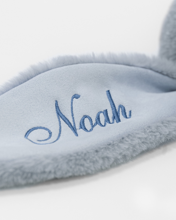 Bamsekanin med broderet navn på øret