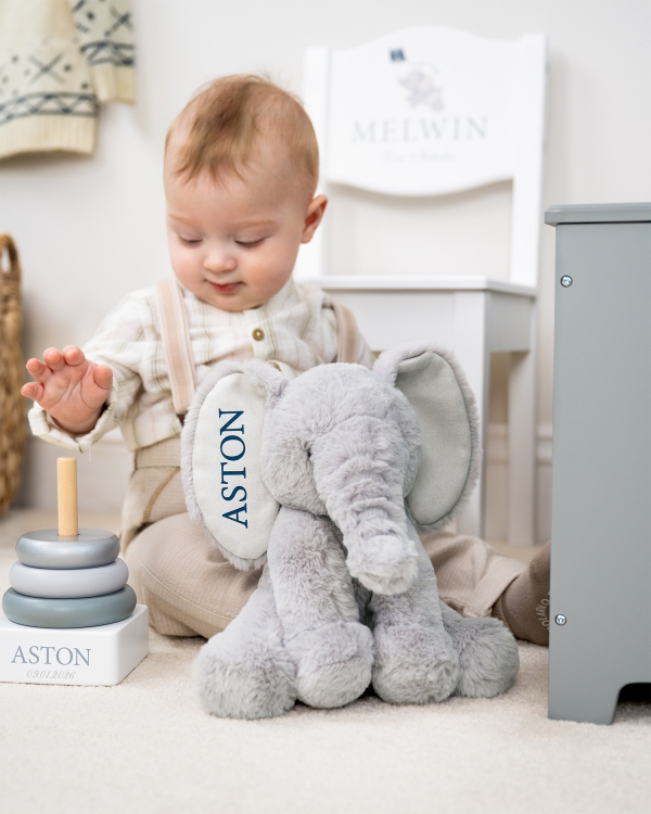 Elefantbaby med navn i øret