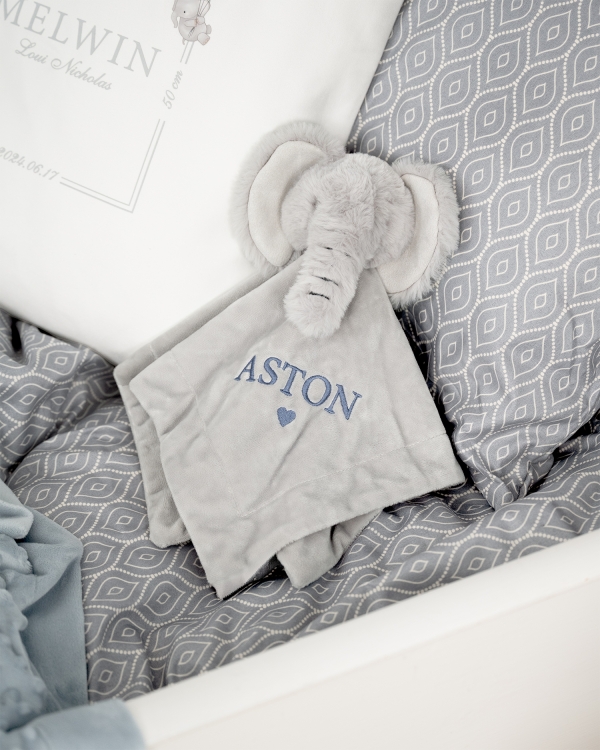 Elefantformet sut med broderet navn