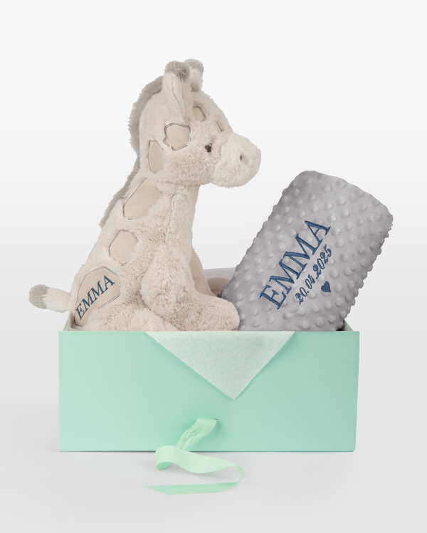 Tøjdyr og gråt tæppe med broderet navn og dato