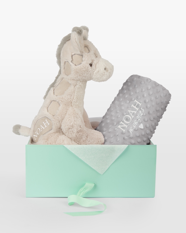 Tøjdyr og gråt tæppe med broderet navn og dato