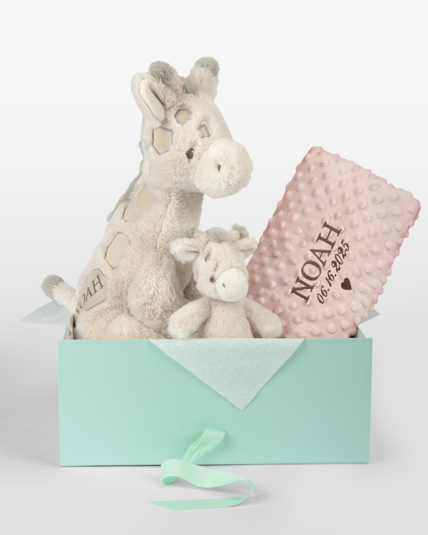 Gavesæt til børn med rangle, tøjdyr og blødt tæppe med navn