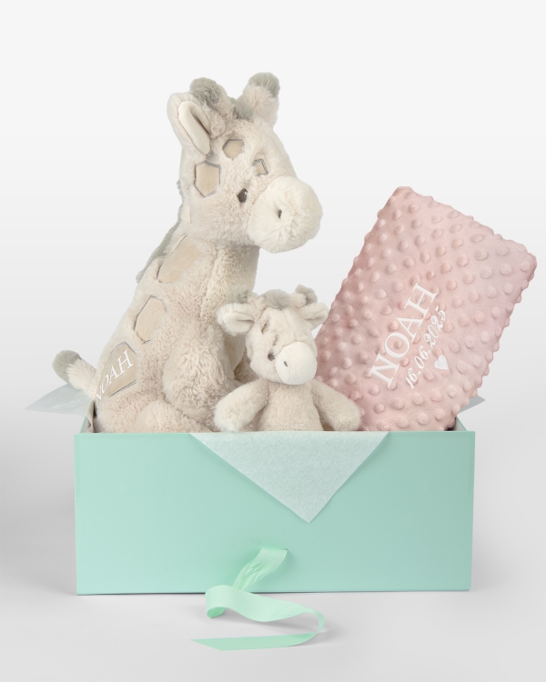 Gavesæt til børn med rangle, tøjdyr og blødt tæppe med navn