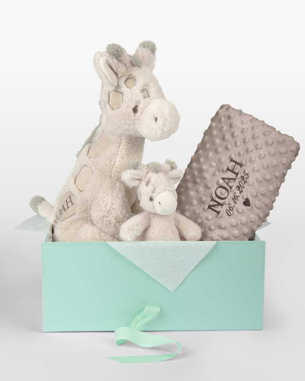 Gavesæt til børn med rangle, tøjdyr og blødt tæppe med navn