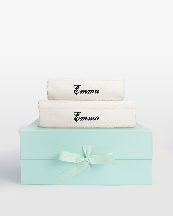 Cremefarvet håndklædesæt (50x70, 70x140) med personligt sort broderi, perfekt til moderne elegance og komfort.
