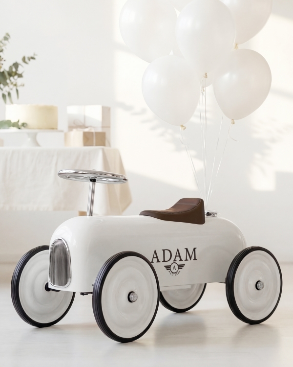 Hvid løbecykel med personligt tryk