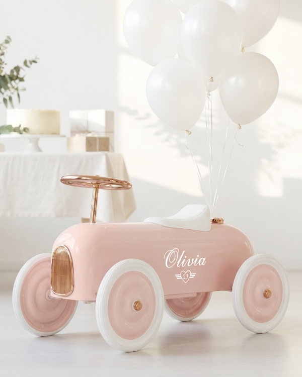 Gåbil med navn i dåbsgave