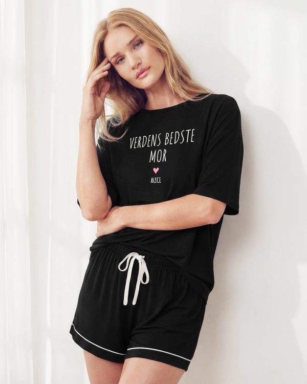 T-shirt og shorts i sort med personlig tekst