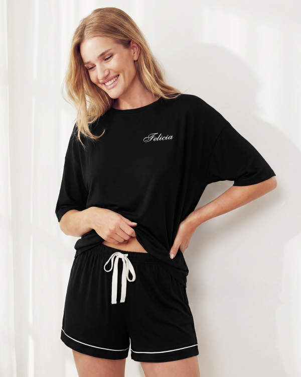 Sort pyjamassæt med t-shirt og shorts, hvide detaljer og personlig mærkning