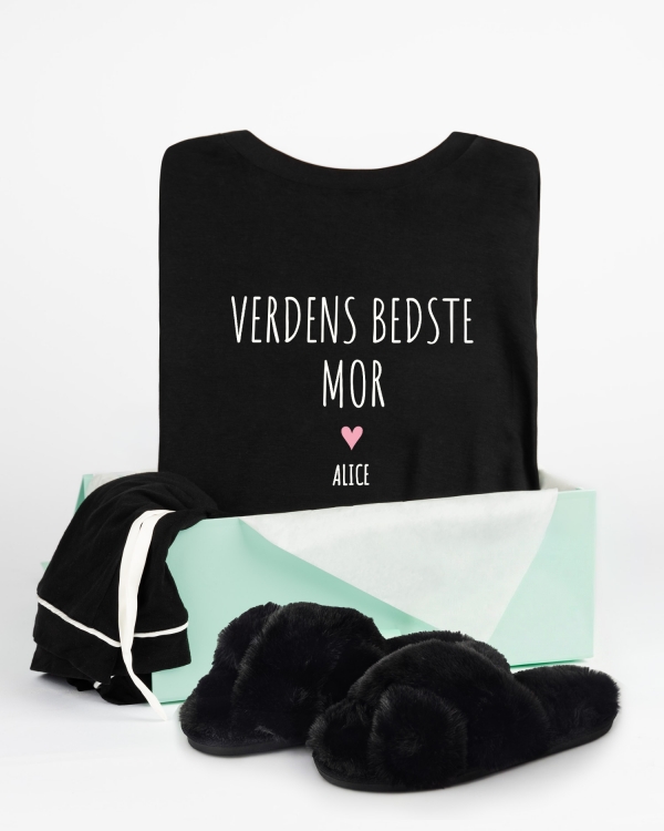 Bløde pyjamasshorts og t-shirt med tryk i gavesæt med sorte tøfler