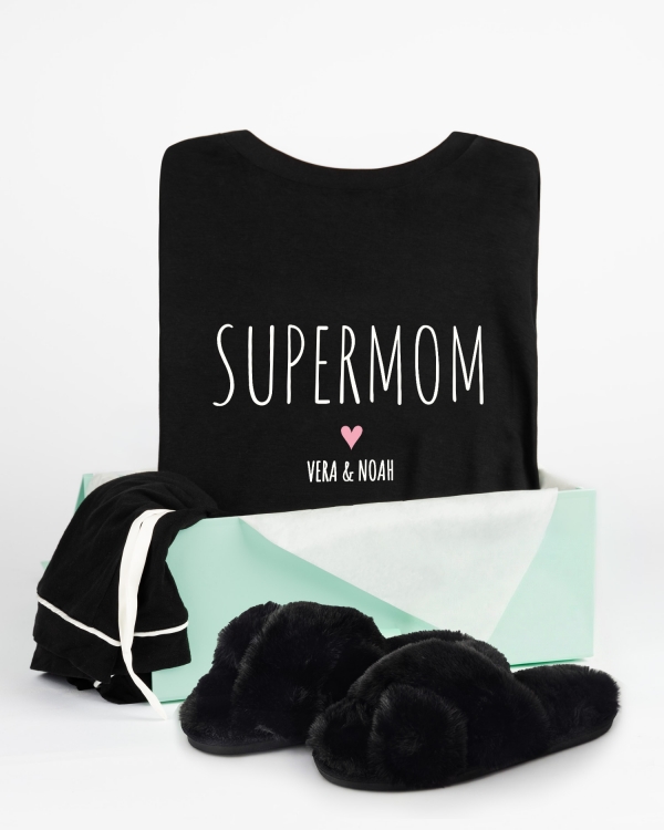 Gavesæt til mor på mors dag med pyjamas med tryk og bløde tøfler