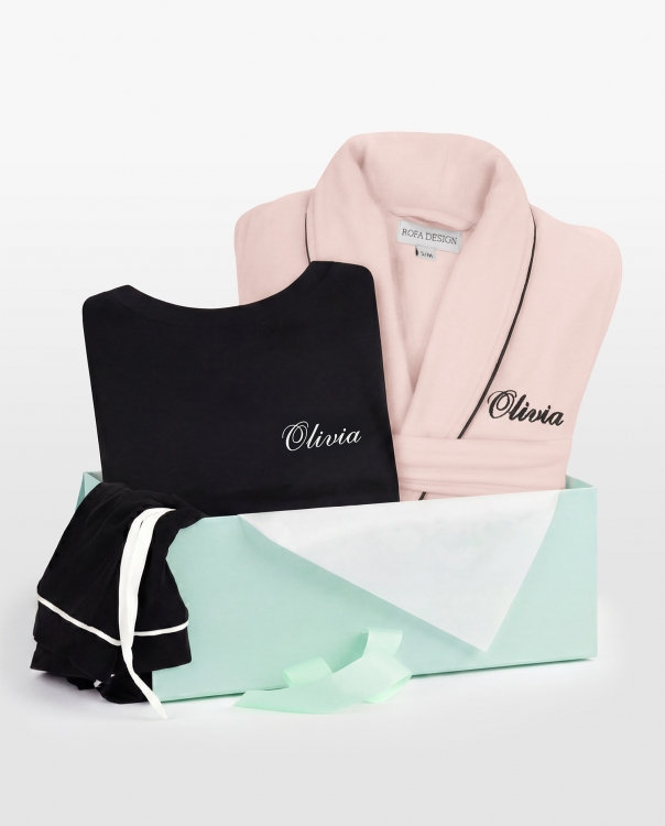 Gavesæt med sort pyjamas og rosa morgenkåbe med navn