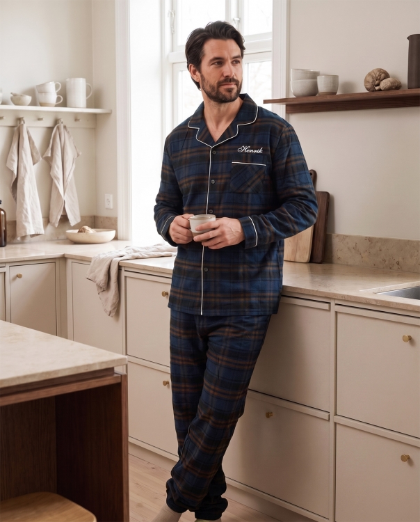 Ternet flannelpyjamas i blå med navn