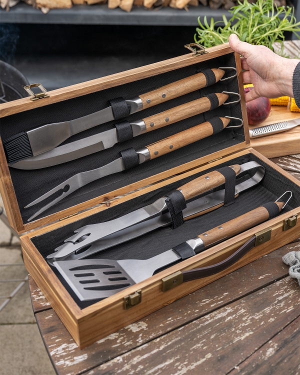 Grillredskaber og flot trækasse med personlig gravering