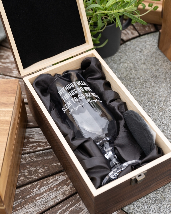 Ølglas med gravering i stilren trækasse