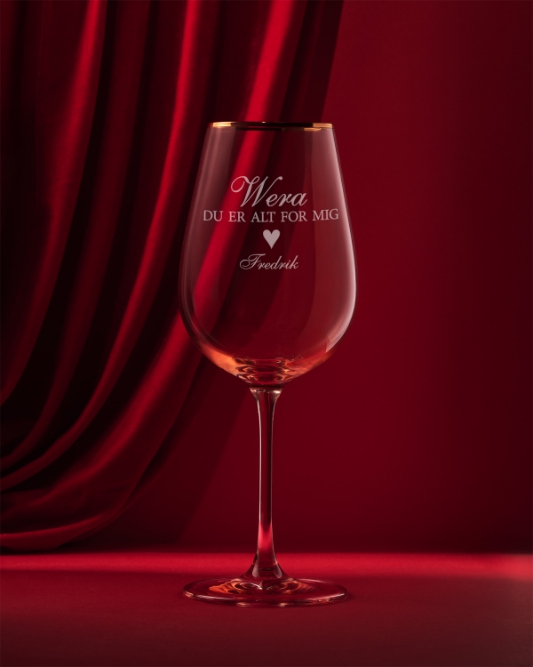 Lyserødt vingglas med smuk og personlig gravering
