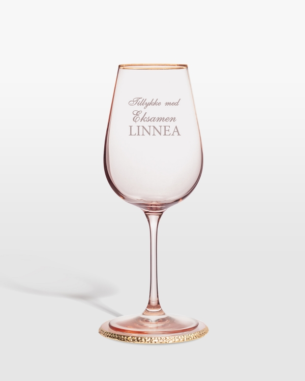 Lyserødt vinglas med bordskåner og personlig tekst til dimission