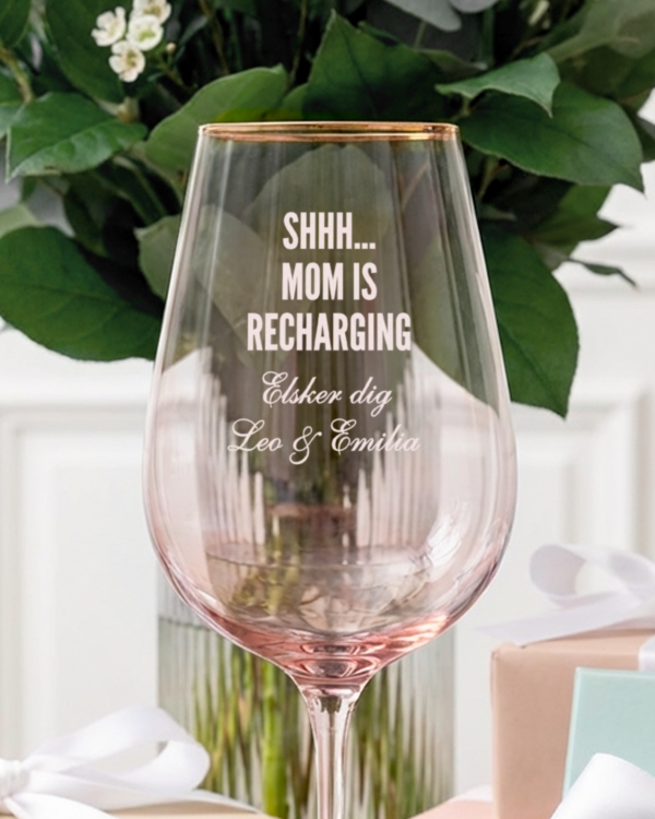 Personligt graveret lyserødt vinglas til mor