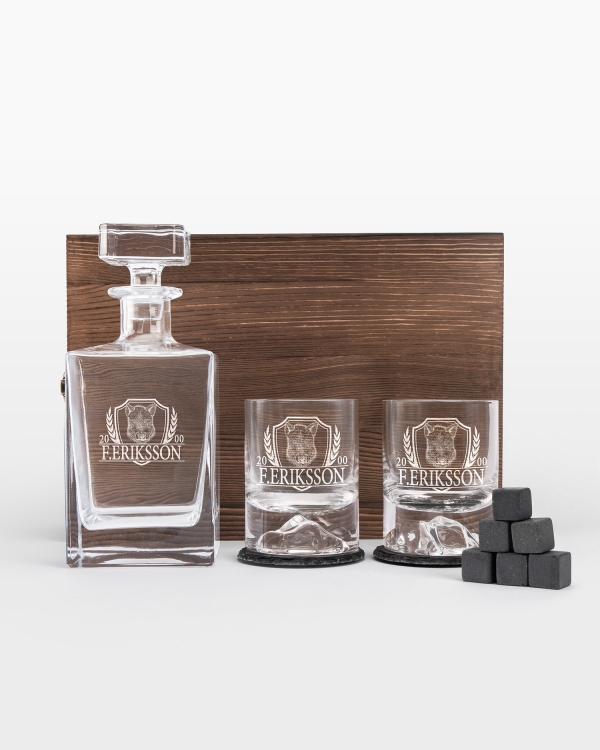 Whiskysæt med graveret navn og et vildsvinemotiv