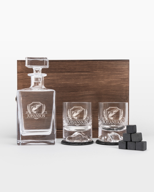 Whiskykaraffel og whiskyglas med graveret navn og et smukt motiv af laks