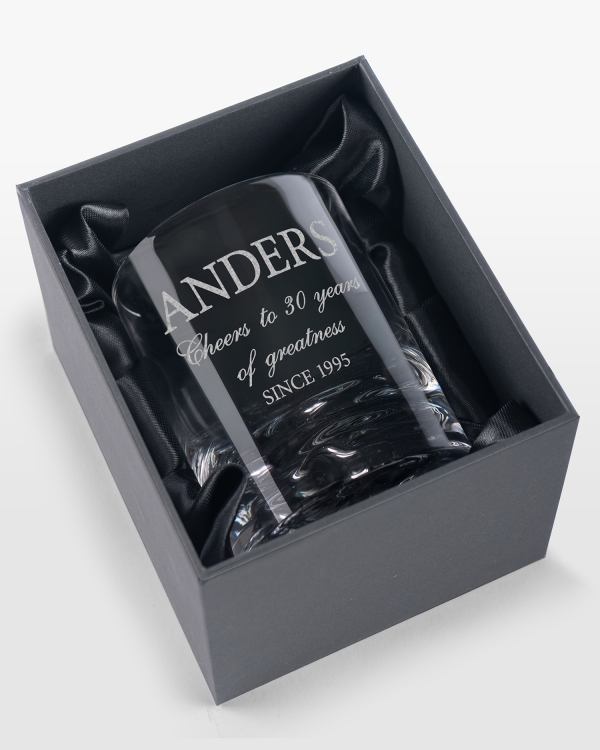 Personligt graveret whiskyglas i sort gaveæske